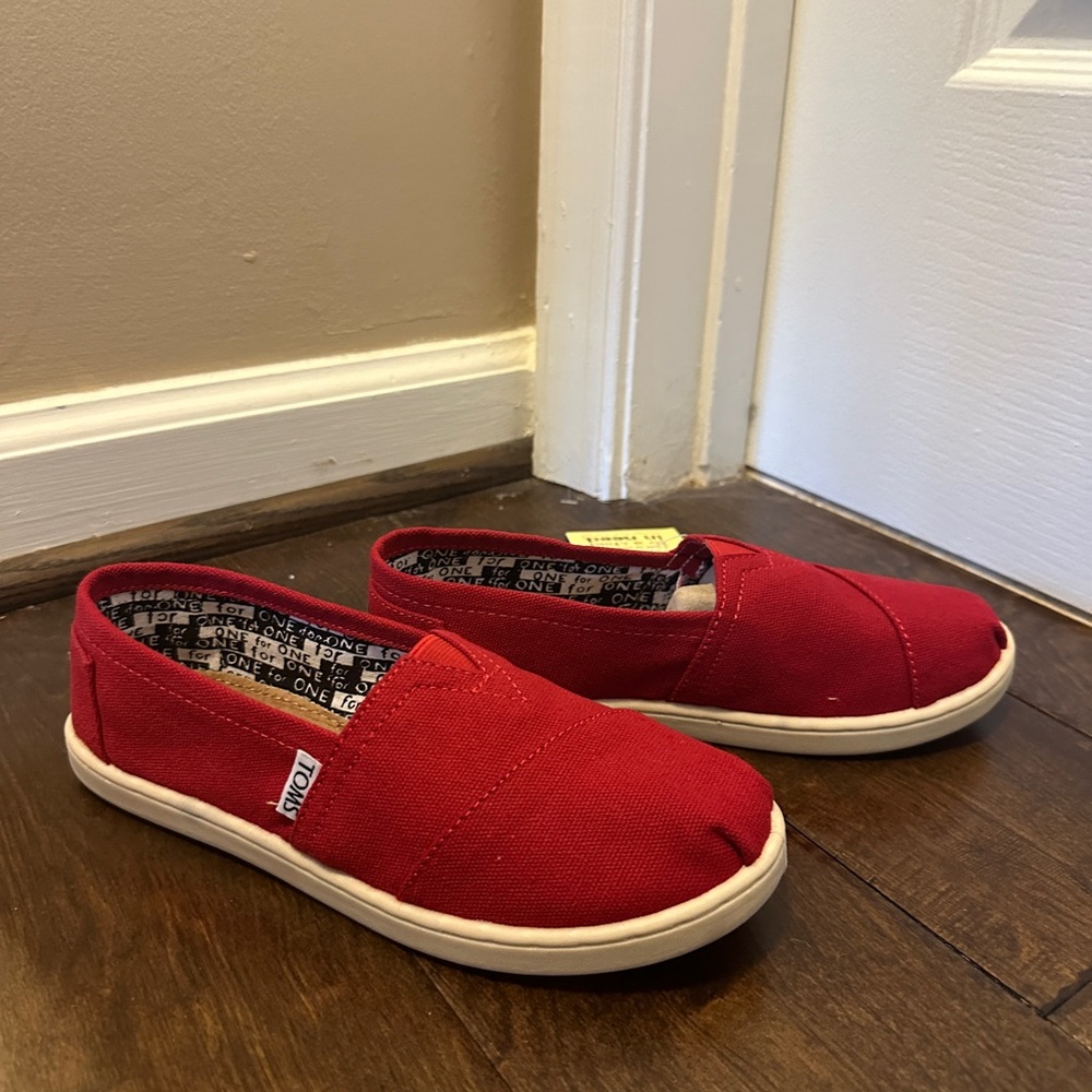 Tom’s Classic Red Canvas Youth 4